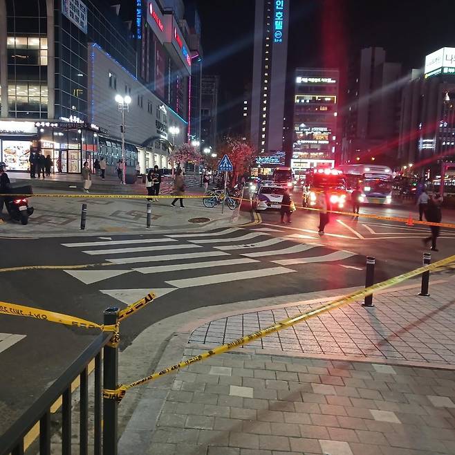 15일 땅 꺼짐이 발생한 인천 부평구 부평역 앞 건널목에 출입을 금지하는 펜스가 설치돼 있다. 인천시 제공