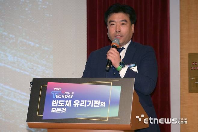 '전자신문 테크데이 : 반도체 유리기판의 모든 것' 콘퍼런스가 16일 서울 강남구 포스코타워에서 열렸다. 유진혁 주성엔지니어링 개발본부장(부사장)이 '세계 최초, Only One 혁신 기술 : 유리기판 핵심 증착 기술'을 주제로 발표하고 있다. 김민수기자 mskim@etnews.com