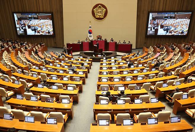 16일 교육·사회·문화 분야 대정부질문이 진행된 국회 본회의장의 많은 의원석이 비어 있다. 연합뉴스
