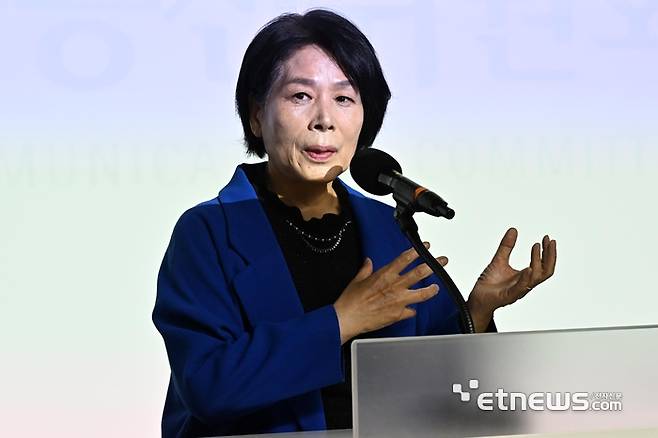 국회 과학기술정보방송통신위원회 국내 인공지능(AI) 관련 기업 릴레이 현장간담회가 15일 서울 강서구 LG유플러스 마곡사옥에서 열렸다. 최민희 국회 과방위원장이 인사말을 하고 있다.  이동근기자 foto@etnews.com