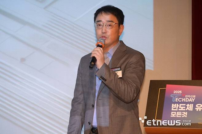 전자신문 주최 '전자신문 테크데이 : 반도체 유리기판의 모든 것'행사가 16일 서울 강남구 포스코타워에서 열렸다. 서청수 에스디옵틱스 대표가 '초고속 3D Line Scanner를 이용한 유리기판 전수 검사'를 주제로 발표하고 있다. 김민수기자 mskim@etnews.com