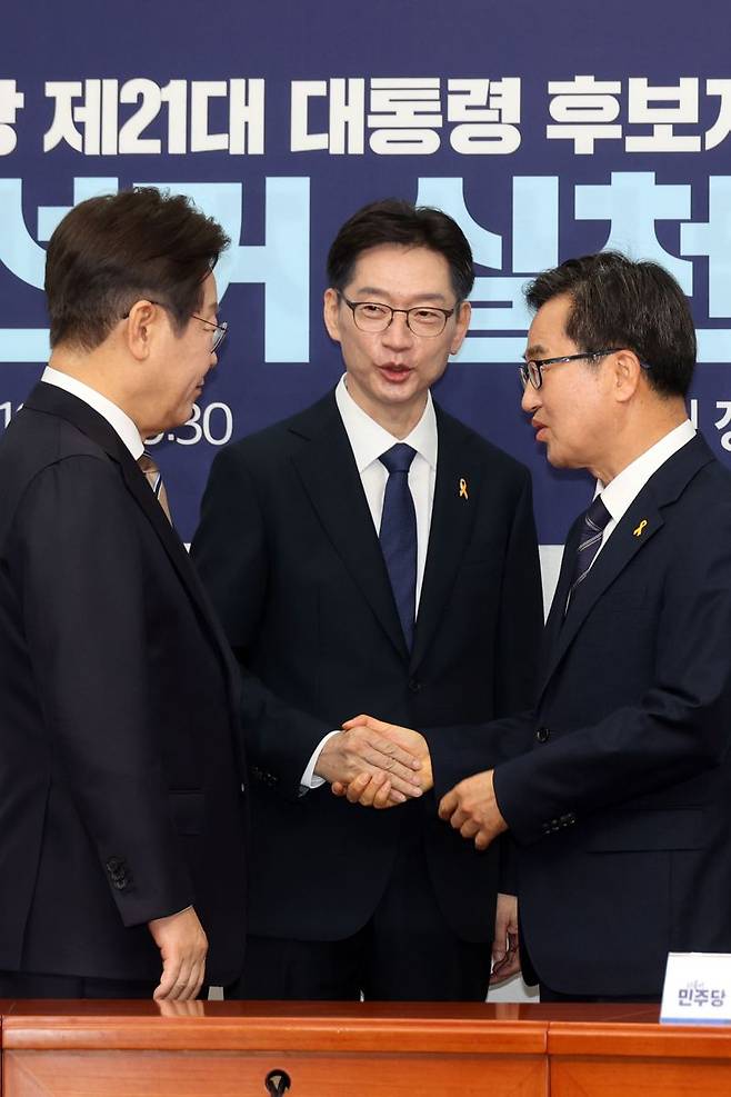 더불어민주당 대선후보 경선 주자인 이재명 전 대표(왼쪽)와 김경수 전 경남지사, 김동연 경기도지사가 16일 서울 여의도 국회에서 열린 공명선거 실천 서약식을 마친 뒤 대화하고 있다. 사진=서동일 기자