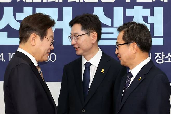 더불어민주당 대선후보 경선 주자인 이재명 전 대표(왼쪽)와 김경수 전 경남지사, 김동연 경기도지사가 16일 서울 여의도 국회에서 열린 공명선거 실천 서약식을 마친 뒤 대화하고 있다. 사진=서동일 기자