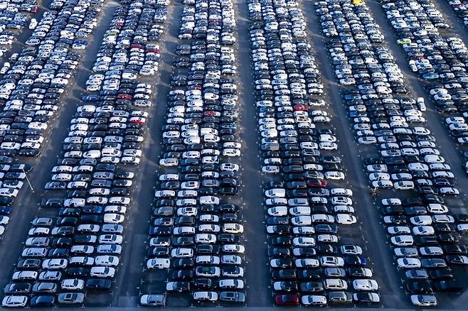 지난 5일 독일 에센의 화물 터미널에 신차들이 세워져 있다.EPA연합뉴스