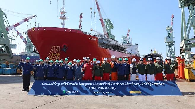 HD현대미포 관계자들이 지난 15일 울산 본사에서 진행된 세계 최대 2만2000㎥급 액화이산화탄소 운반선 진수식에서 기념촬영을 하고 있다. HD현대미포조선 제공