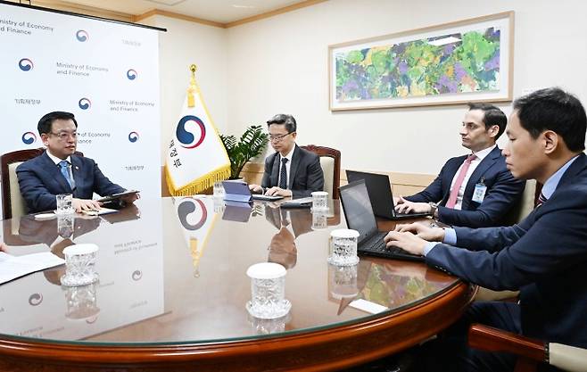 최상목 부총리가 서울 종로구 정부서울청사에서 킴엥 탄 국제신용평가사 S&P 국가신용등급 아태 총괄을 접견, 면담을 하고 있다. 2025.3.14. (ⓒ뉴스1, 무단 전재-재배포 금지)