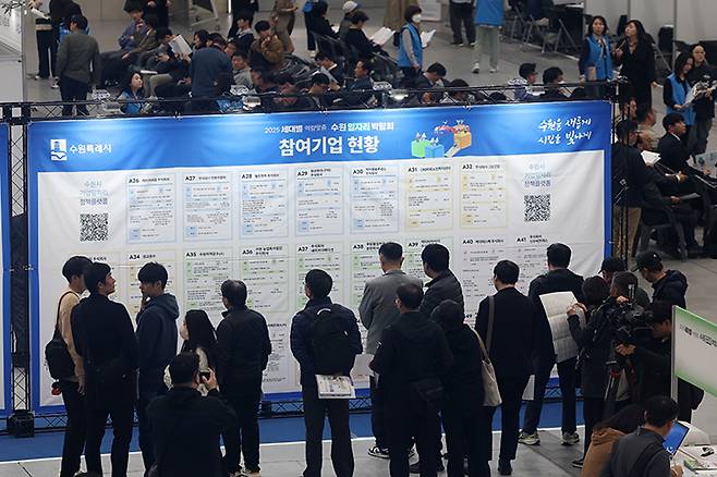 경기 수원시 영통구 수원컨벤션센터에서 열린 '2025 수원 일자리박람회'에서 구직자들이 참여기업 현황판을 살펴보고 있다. 2025.4.9 (ⓒ뉴스1, 무단 전재-재배포 금지)