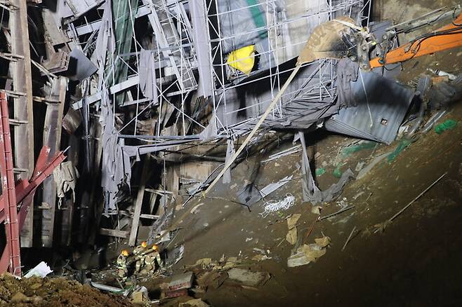 붕괴 사고가 난 경기도 광명시 신안산선 지하터널 공사현장에서 16일 구조대원들이 실종자 수색을 진행하고 있다. 경기도소방재난본부 제공