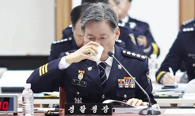 조지호 경찰청장이 지난해 10월11일 서울 서대문구 경찰청에서 열린 국회 행정안전위원회 경찰청 대상 국정감사에서 물을 마시고 있다. 연합뉴스
