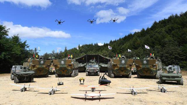 한국 육군의 '아미타이거 4.0' 전력화 드론 및 무인 전투로봇 체계. 육군 제공