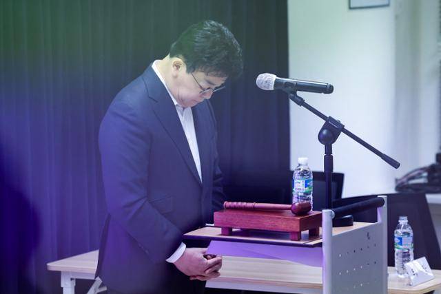 백종원 더본코리아 대표가 지난달 28일 서울 서초구 스페이스쉐어 강남역센터에서 열린 첫 정기 주주총회에 참석해 묵념하고 있다. 연합뉴스