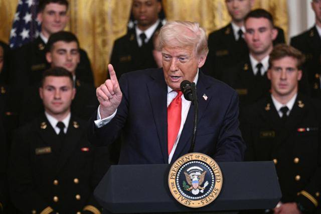 도널드 트럼프 미국 대통령이 15일(현지시간) 워싱턴DC 백악관에서 열린 미 해군사관학교 풋볼팀 미드쉽맨에 사령관 트로피를 수여하는 행사에 참석해 연설하고 있다. 연합뉴스