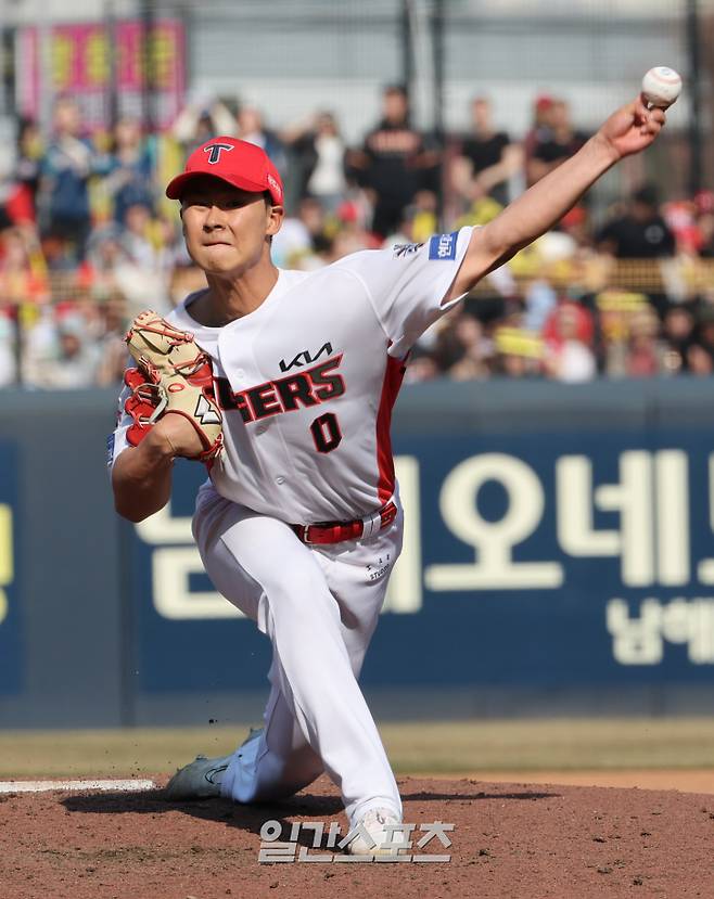 22일 오후 광주 기아챔피언스필드에서 열린 2025 프로야구 NC와 KIA 의 개막경기. KIA 투수 곽도규가 6회 등판 역투하고 있다. 광주=정시종 기자 / 2025.03.22.