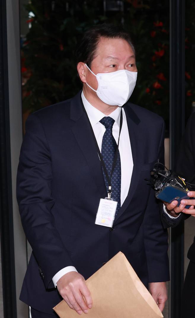 지난 2021년 12월 공정위에 출석하는 최태원 SK그룹 회장. 연합뉴스&nbsp;