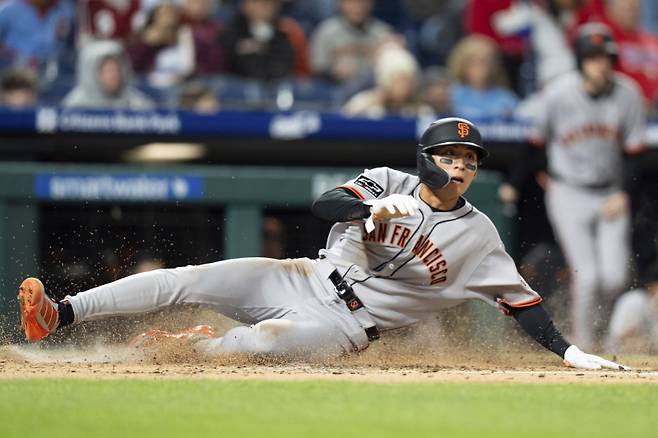 <yonhap photo-2860=""> San Francisco Giants' Jung Hoo Lee slides into home during the sixth inning of a baseball game against the Philadelphia Phillies, Tuesday, April 15, 2025, in Philadelphia. (AP Photo/Chris Szagola)/2025-04-16 10:39:30/ <저작권자 ⓒ 1980-2025 ㈜연합뉴스. 무단 전재 재배포 금지, AI 학습 및 활용 금지></yonhap>