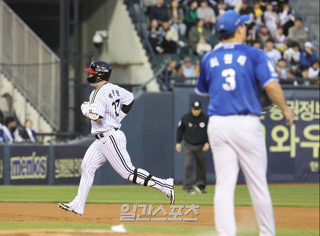 16일 오후 잠실야구장에서 열린 2025 프로야구 삼성과 LG 경기. LG 박동원이 2회 삼성 선발 최원태로부터 좌월 2점 홈런을 날리고 그라운드를 돌고 있다. 잠실=정시종 기자 capa@edaily.co.kr /2025.04.16.
