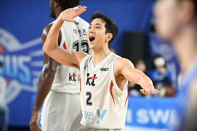16일 대구체육관에서 열린 한국가스공사와 KT의 2024~25 프로농구 6강 PO 3차전. KT 허훈이 동료들과 환호하고 있다. 사진=KBL