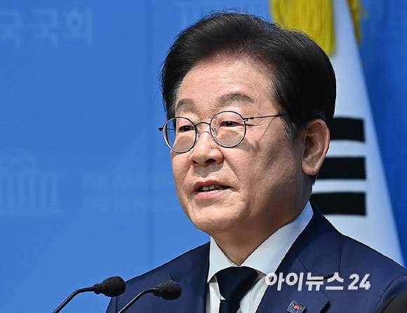 대선 출마를 선언한 이재명 전 더불어민주당 대표가 지난 11일 서울 여의도 국회 소통관에서 '비전 선포식 및 캠프 일정 발표'를 하고 있다. [사진=곽영래 기자]