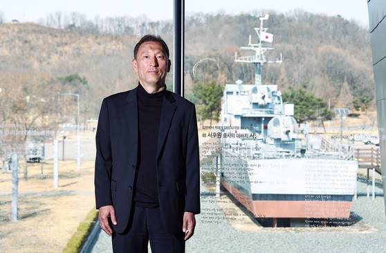 30년 동안 간첩 잡는 수사관으로 일한 하동환 전 국가정보원 대공수사단장이 지난 14일 경기도 평택 해군 제2함대 사령부 내 서해수호관에서 북한의 공작 작전에 대해 설명하고 있다. 오른쪽은 2002년 제2연평해전에서 북한의 공격을 받은 참수리357호 고속정. 김종호 기자