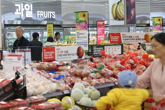 13일 서울의 한 대형마트에서 시민들이 장을 보고 있다. 연합뉴스