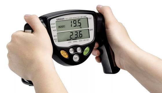 두 손으로 잡고 사용하는 체성분 분석기. 오므론