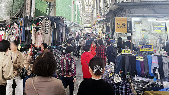 14일 대구의 민심이 모이는 중구 서문시장이 방문객들로 북적이고 있다. 과거 박근혜, 윤석열 전 대통령 등 보수 정치인들은 대선을 앞두고 서문시장을 찾아 민심을 청취했다. 김규태 기자
