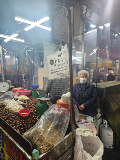 대구 서문시장에서 40년째 생밤 장사를 하는 장순자(76)씨는 ″헐뜯으면서 정치를 하는 건 이젠 멈춰야한다″면서 ″산전수전을 다 겪었지만 아직 누구를 지지할진 정하진 못했다″고 했다. 김규태 기자
