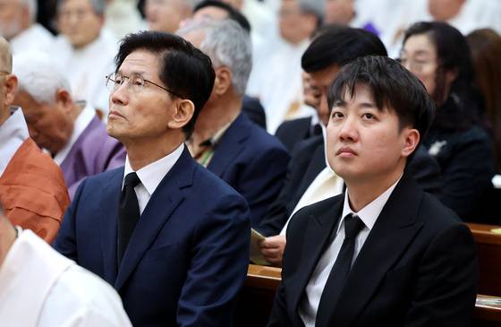 대선 출마를 선언한 김문수 전 고용노동부 장관과 이준석 개혁신당 대선 예비후보가 14일 경북 안동시 목성동주교좌성당에서 엄수된 두봉 레나도(프랑스명 르네 뒤퐁) 주교 장례미사 자리에 착석하고 있다. [뉴시스]