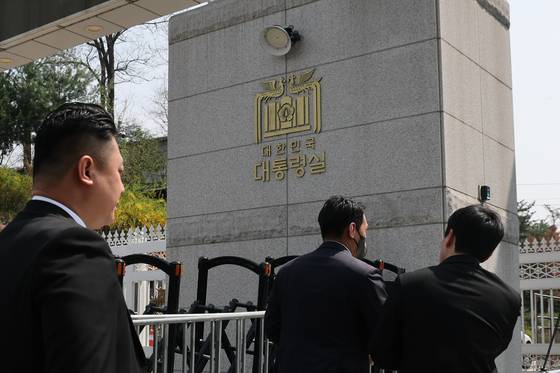 대통령실 압수수색을 시도 중인 경찰 비상계엄 특별수사단이 16일 서울 용산 대통령실 청사 민원실 출입구로 들어서고 있다. 대통령실사진기자단