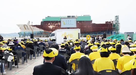 4·16세월호참사 11주기인 16일 전남 목포신항 세월호 선체 앞에서 기억식이 엄수되고 있다. 뉴스1