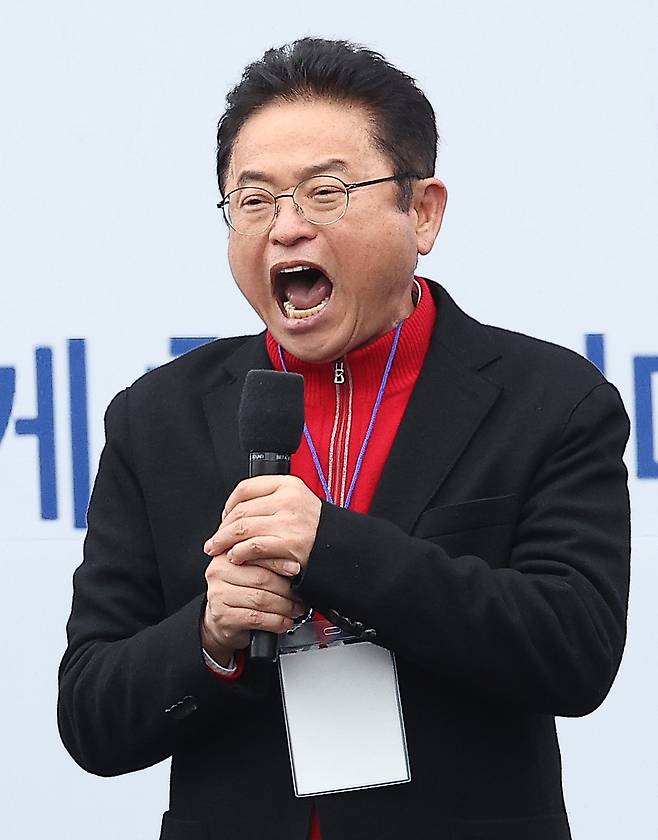 이철우 경북도지사가 지난 3월 15일 경북 구미시 구미역 앞에서 열린 세이브코리아 주최 ‘윤석열 대통령 탄핵 반대 집회’인 국가비상기도회에서 애국가를 부르고 있다. 연합뉴스