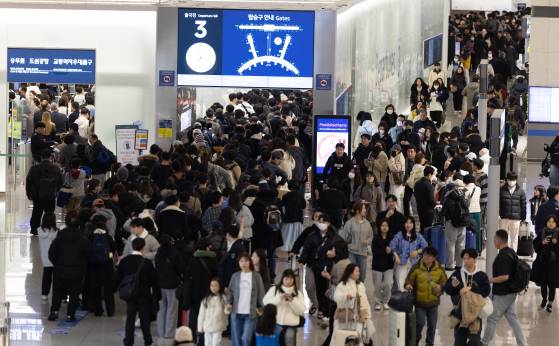 지난 설 명절 인천국제공항 1터미널 출국장이 이용객들로 붐비고 있다. 사진 뉴스1