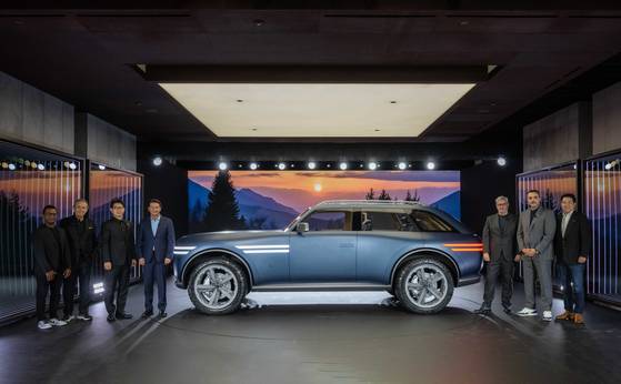 현대차 임원들이 15일(현지시간) 미국 뉴욕 맨해튼 '제네시스하우스 뉴욕'에서 전동화 오프로더SUV '엑스 그란 이퀘이터 콘셉트'를 소개하고 있다. 왼쪽부터 테드 멘지스테 제네시스 북미법인 COO, 재키 익스 제네시스 브랜드 파트너, 송민규 제네시스사업본부장 부사장, 호세 무뇨스 현대차 사장, 루크 동커볼케 현대차그룹 글로벌디자인본부장, 랜디 파커 현대차 북미권역본부 CEO, 이상엽 현대제네시스글로벌디자인담당 부사장. 사진 현대차