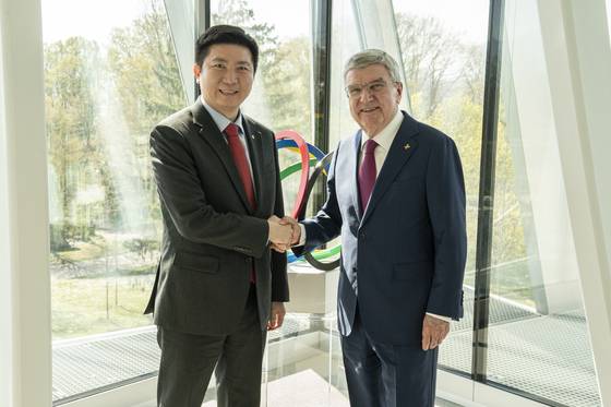 지난 8일 스위스 로잔 IOC본부를 방문해 토마스 바흐 IOC 위원장(오른쪽)과 악수를 나누는 유승민 대한체육회장. 뉴스1