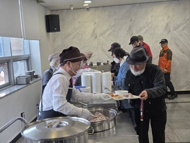 ▲ 육동한 춘천시장은 16일 춘천남부노인복지관(관장 김소영)을 방문, 배식 봉사활동을 갖고 복지관 현안을 점검했다.