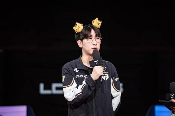 젠지 e스포츠 서포터 '듀로' 주민규가 지난 11일 농심 레드포스와의 대결에서 승리한 후 POM으로 선정된 소감을 밝히고 있다. (LCK 제공)