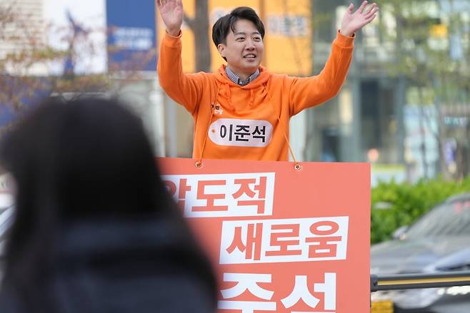 개혁신당 대선 후보인 이준석 의원이 16일 서울 가산디지털단지에서 출근길 시민 인사를 하고 있다. /개혁신당 제공