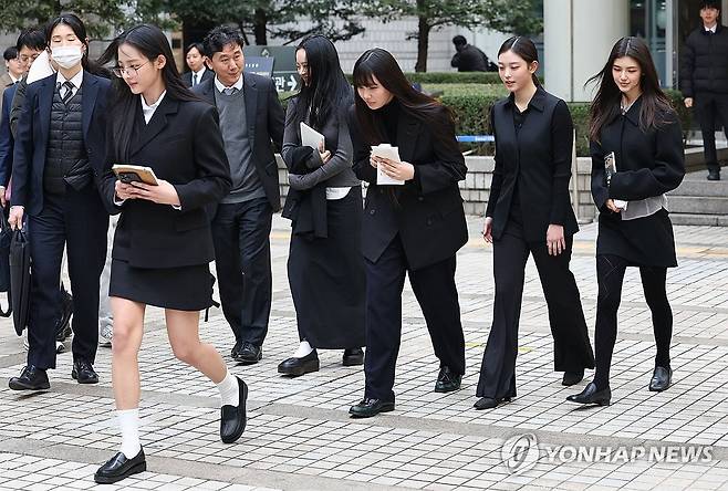 법원 청사 나서는 뉴진스(NJZ)/사진=연합뉴스