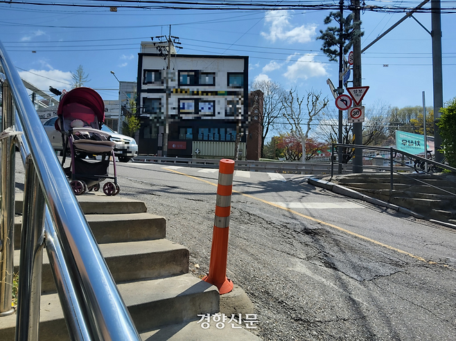 유아차가 15일 인도 계단 앞에 서 있다. 이 인도는 서울 서대문구 연희동 음식점 거리와 이어지는 길이다. 경사로가 없어 유아차는 차도로 내려와야 했다. 김태욱 기자