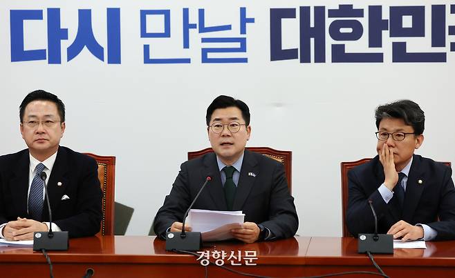 박찬대 더불어민주당 대표 권한대행 겸 원내대표(가운데)가 지난 15일 국회에서 열린 원내대책회의에서 발언하고 있다. 박민규 선임기자