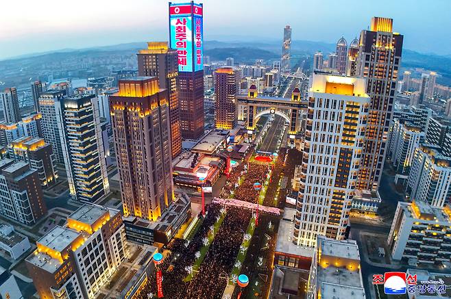 지난 15일 평양 화성지구 3단계 1만 세대 살림집(주택) 준공식이 성대히 진행됐다고 조선중앙통신이 16일 보도했다. 평양 조선중앙통신=연합뉴스