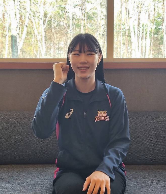 흥국생명 정윤주가 지난 15일 화성시 롤링힐스호텔에서 경향신문과 인터뷰한 뒤 앞으로 더 성장하겠다고 다짐하고 있다. 화성 | 배재흥 기자