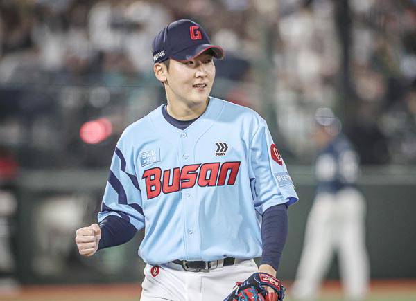 롯데 최준용은 정철원-김원중 필승조와 함께 ‘뒷문 방정식’을 풀어낼 핵심 선수로 손꼽힌다. 사진은 지난 시즌 마운드에 선 최준용 모습.  롯데 자이언츠 제공