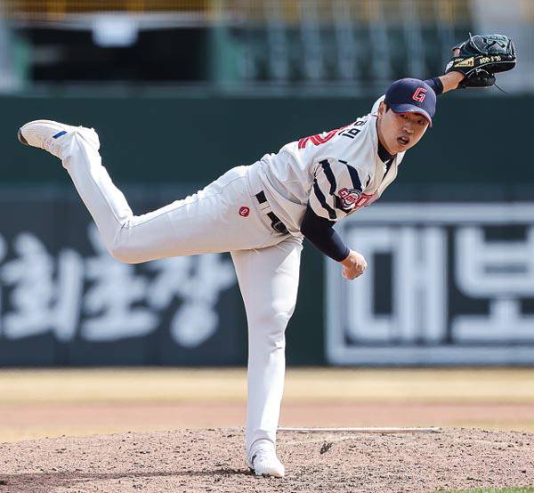 롯데 필승조로 기대를 모았던 구승민이 컨디션 회복에 어려움을 겪고 있다. 사진은 구승민이 시범경기에서 투구하는 모습.  롯데 자이언츠 제공