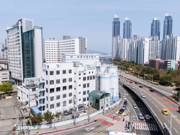 부산의 향토 제분업체 ㈜한탑이 공장 이전 비용 마련을 명목으로 현 공장부지의 용도변경을 요구하고 있다. 사진은 남구 대연동 ㈜한탑 공장 전경.  전민철 기자 jmc@kookje.co.kr