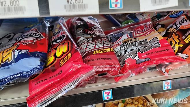 15일 서울의 한 편의점에서 ‘크보빵’(KBO빵)이 판매되고 있다. 김건주 기자