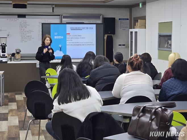 충남도립대 김나희 교수가 호텔조리제빵학과 학생들을 대상으로 바리스타 교육에 나서고 있다.