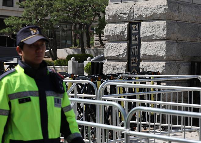 15일 서울 종로구 헌법재판소 앞에서 경찰이 경계 근무를 서고 있다. 연합뉴스