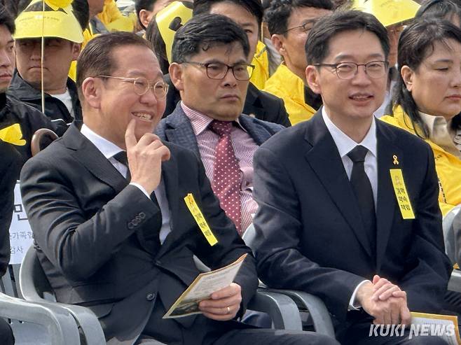 김경수 전 경남도지사(오른쪽)가 16일 오후 경기 안산시 단원구 화랑유원지에서 열린 세월호 참사 11주기 언약식에 참석했다. 왼쪽은 권영세 국민의힘 비상대책위원장. 송금종 기자 
