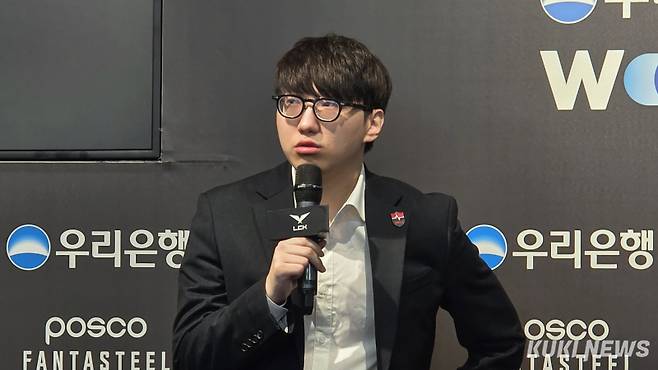 박승진 농심 레드포스 감독이 16일 오후 5시 서울 종로구 롤파크 LCK 아레나에서 열린 ‘2025 LCK’ 정규시즌 1라운드 T1과 경기가 끝난 뒤 취재진과 만나 인터뷰하고 있다. 김영건 기자